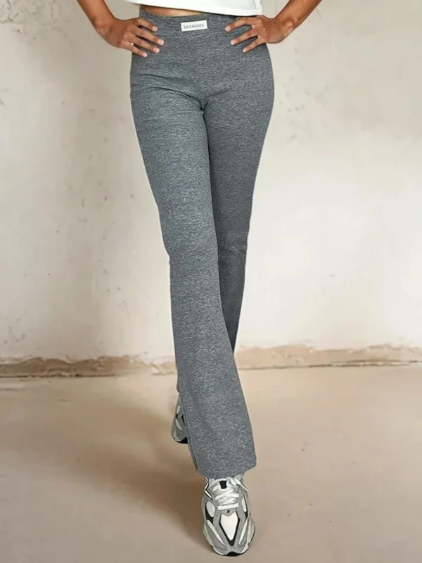 Szare prążkowane spodnie dzwony widok z przodu przybliżenie