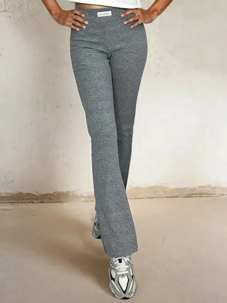 Szare prążkowane spodnie dzwony widok z przodu przybliżenie