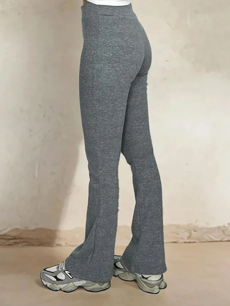 Szare prążkowane spodnie dzwony widok z boku przybliżenie