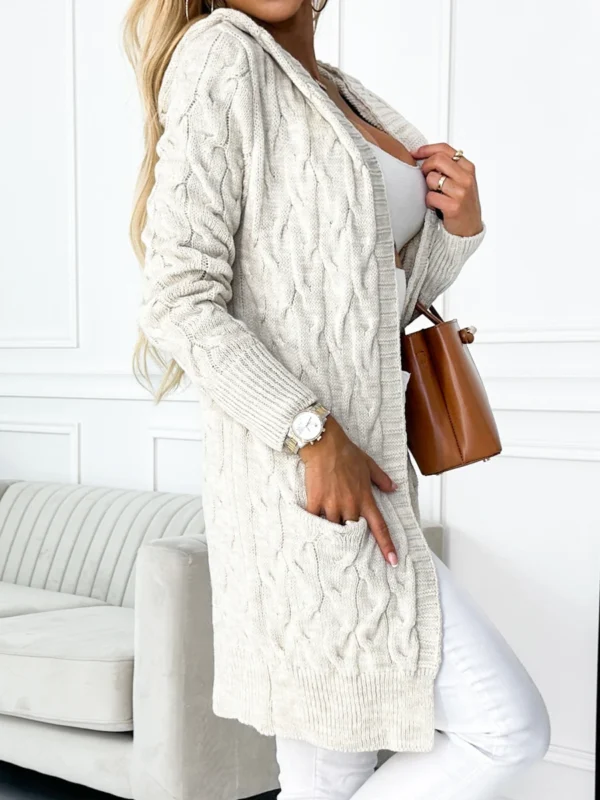 Kardigan beżowy z kapturem i kieszeniami – warkoczowy splot widok z boku