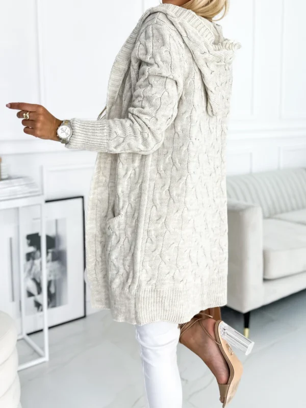 Kardigan beżowy z kapturem i kieszeniami – warkoczowy splot widok z tyłu