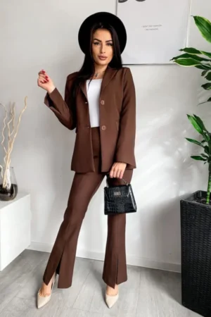 Garnitur damski PARIS – brązowy (ROZMIAR 38 i 44) widok z przodu