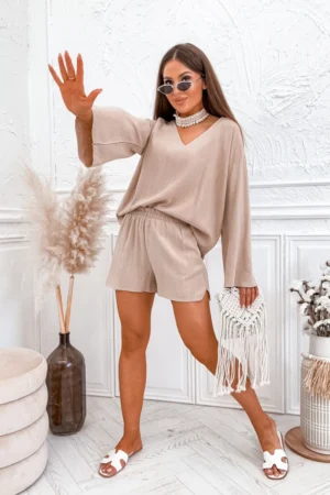 Komplet AMALFI – lniana bluzka z dekoltem V i spodenki beżowe widok z przodu