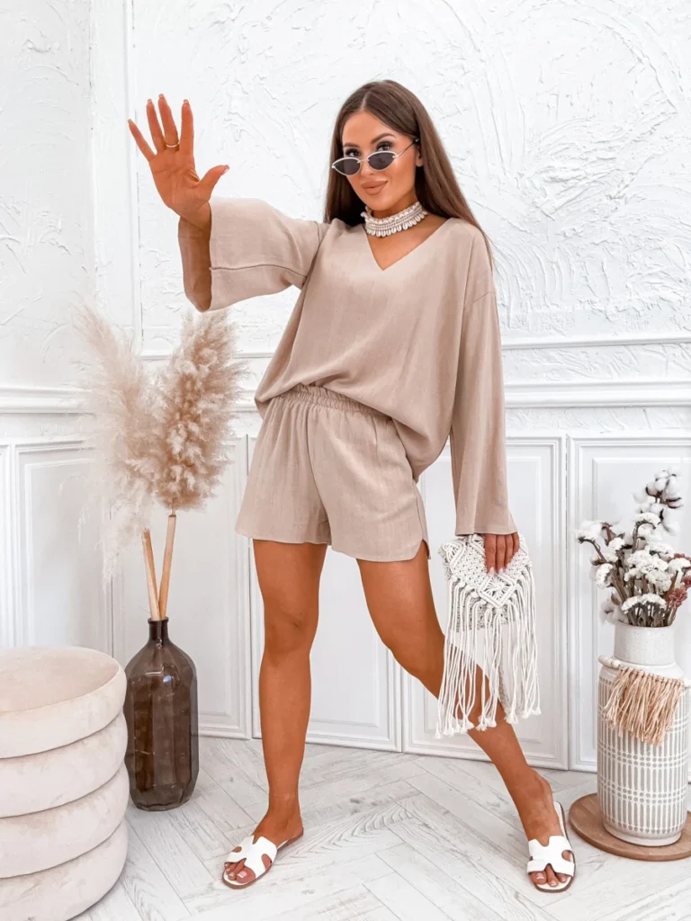 Komplet AMALFI – lniana bluzka z dekoltem V i spodenki beżowe widok z przodu