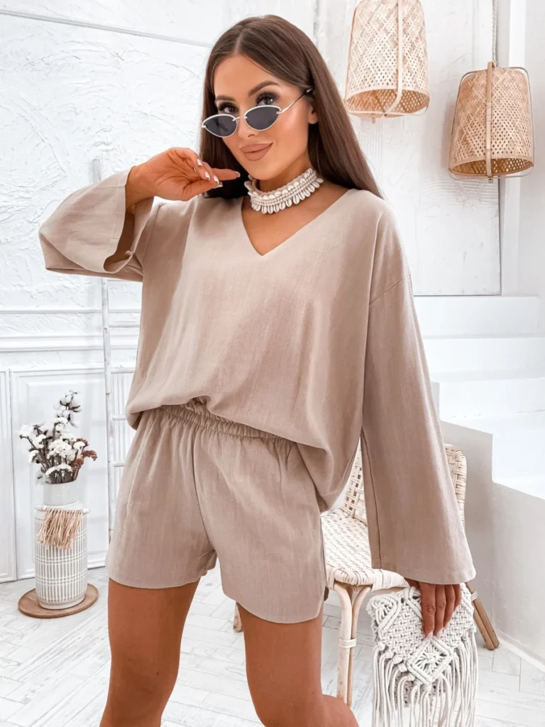 Komplet AMALFI – lniana bluzka z dekoltem V i spodenki beżowe widok z przodu przybliżenie