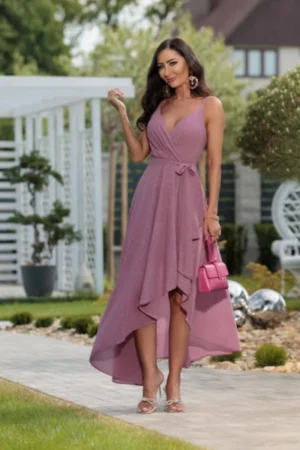 Różowa sukienka Paula z połyskiem i asymetrycznym dołem na ramiączkach widok z przodu