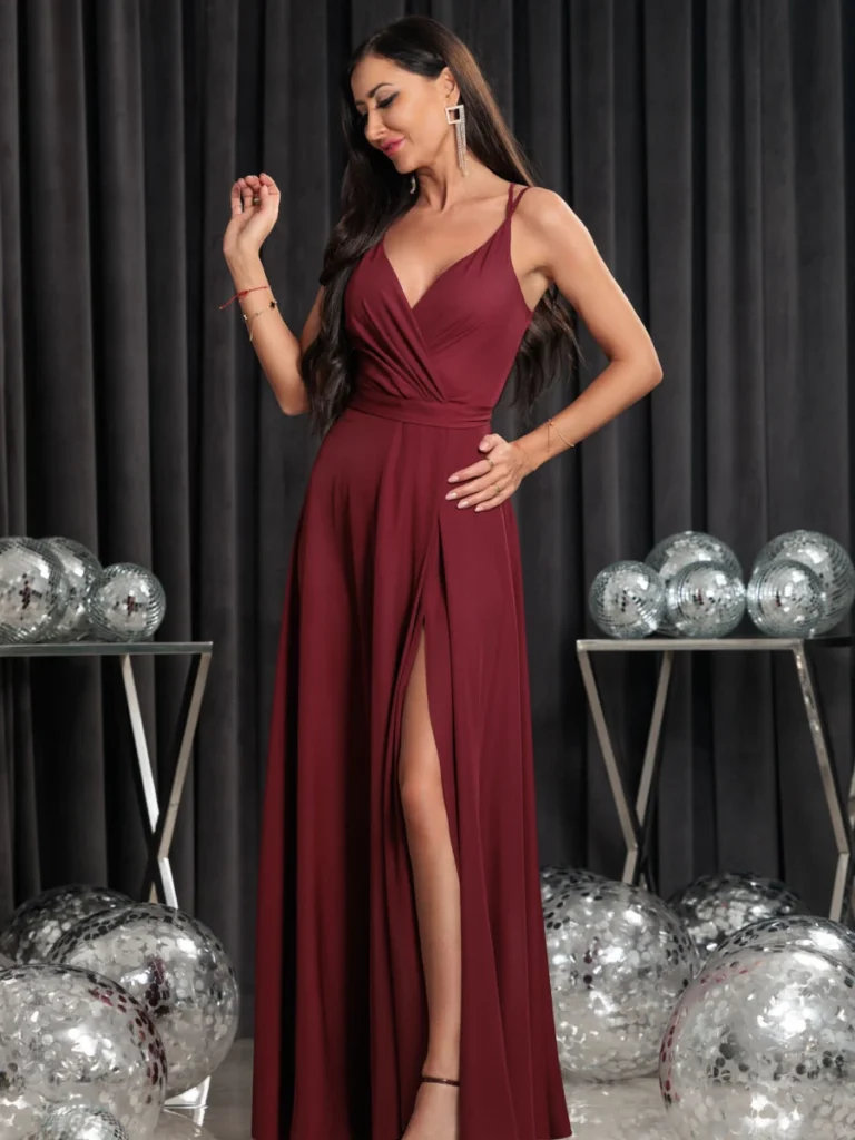 Sukienka Verona maxi bordowa – elegancka z rozcięciem widok z przodu