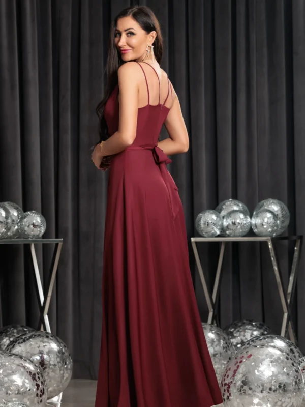 Sukienka Verona maxi bordowa – elegancka z rozcięciem widok z boku