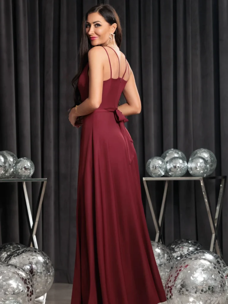 Sukienka Verona maxi bordowa – elegancka z rozcięciem widok z boku