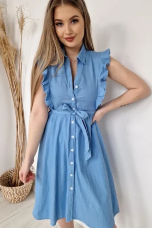 Sukienka CLARA – niebieska koszulowa sukienka z falbanką i paskiem w talii widok z przodu