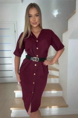 Sukienka Marika – bordowa do kolan w ozdobnymi guzikami widok z przodu