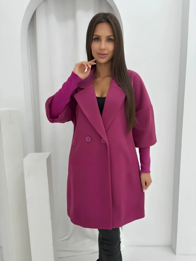 plaszcz-damski-fuksjowy-modelka-bokiem-clajda