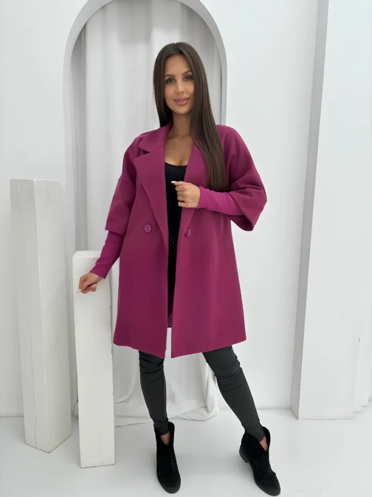 plaszcz-damski-fuksjowy-modelka-przod-clajda