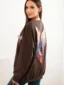 Bluza Wings – brązowa oversize z kolorowymi skrzydłami widok z boku