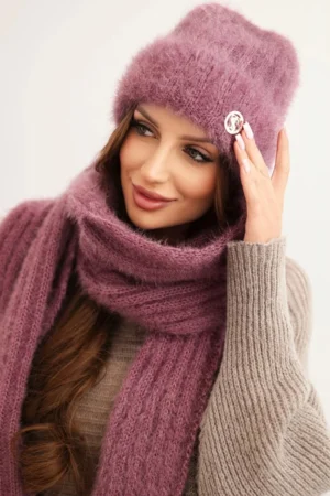 Komplet czapka i szalik z miękkiej przędzy ciemnoróżowy widok z przodu