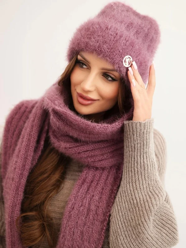 Komplet czapka i szalik z miękkiej przędzy ciemnoróżowy widok z przodu