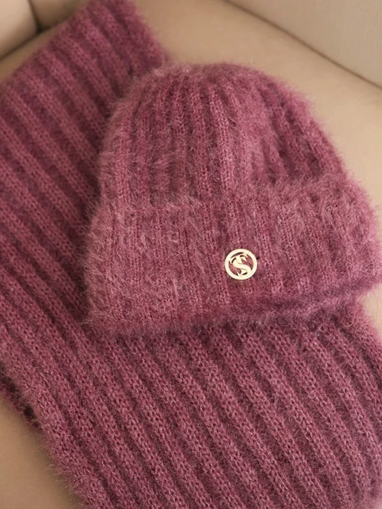 Komplet czapka i szalik z miękkiej przędzy ciemnoróżowy