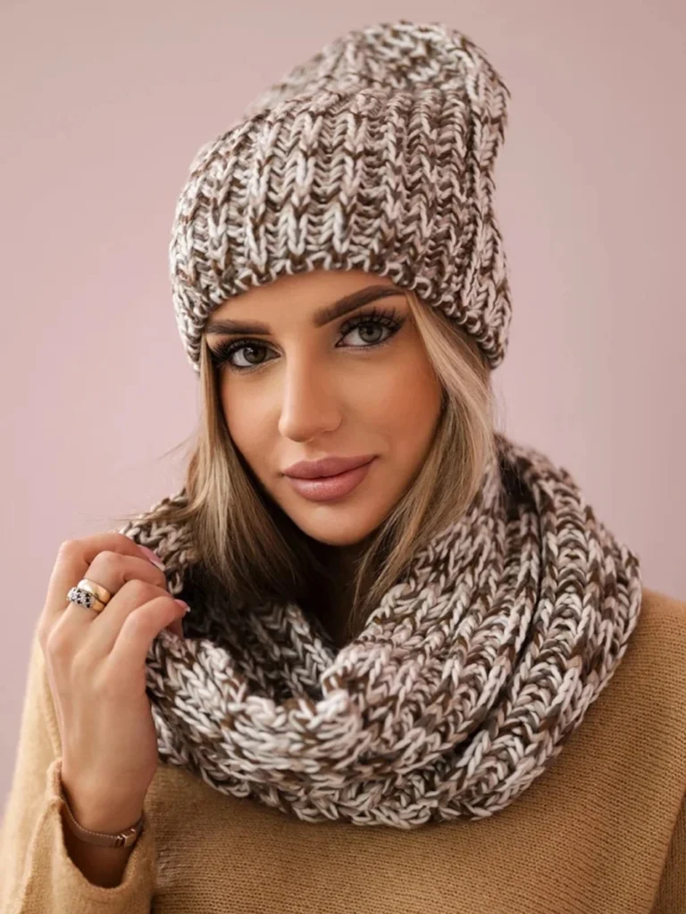 Komplet z polarem brązowo-ecru widok z przodu