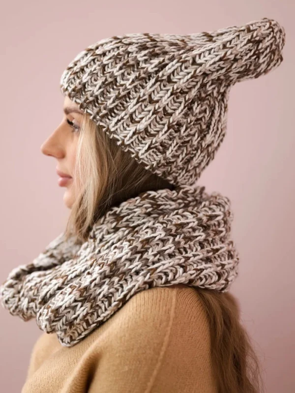 Komplet z polarem brązowo-ecru widok z boku