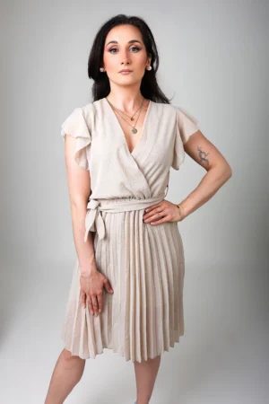 Sukienka mini beżowa plisowana z dekoltem V – AMELIA