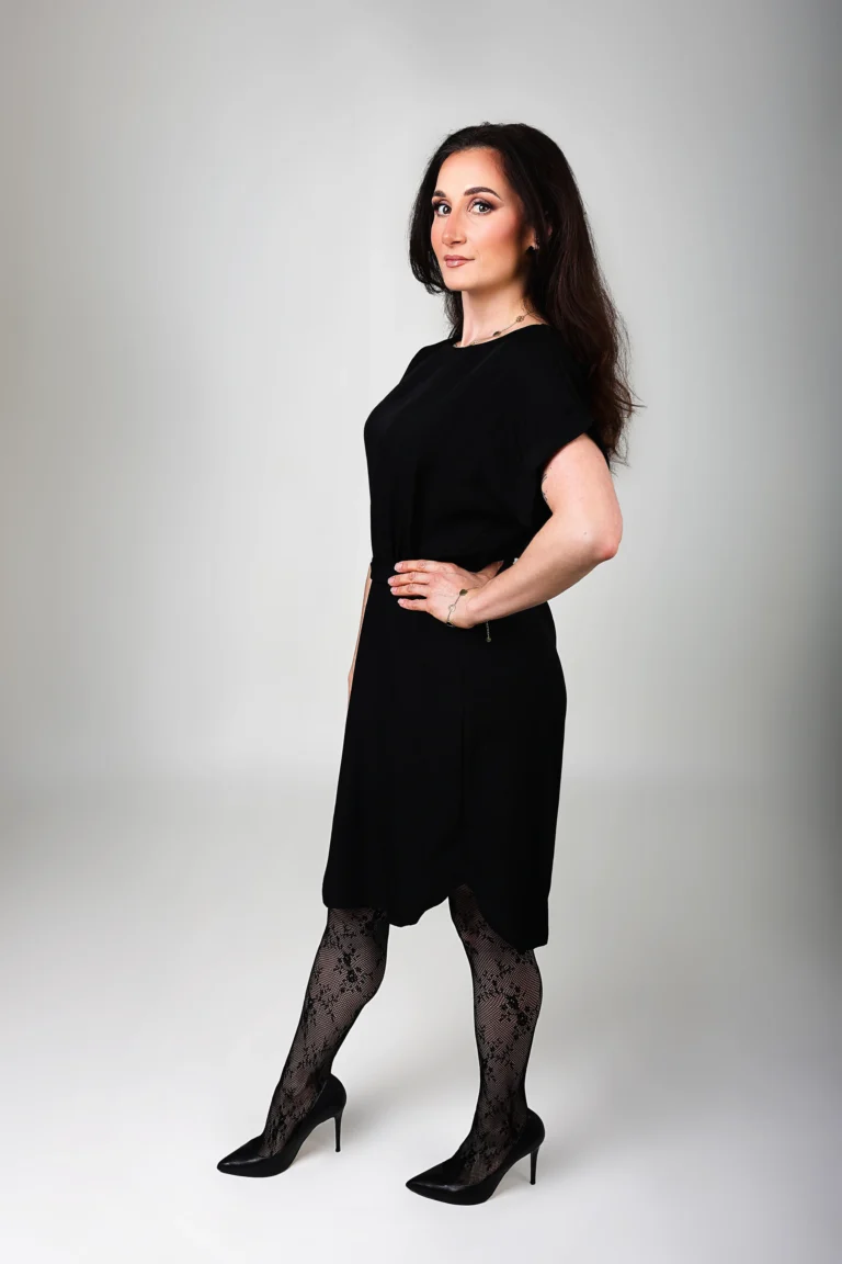 sukienka-czarna-mini-oversize-z-paskiem-clajda-bok