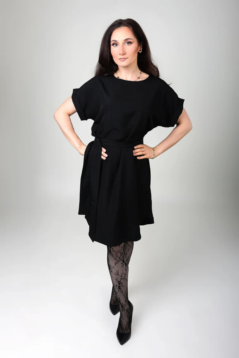 sukienka-czarna-mini-oversize-z-paskiem-clajda-przod