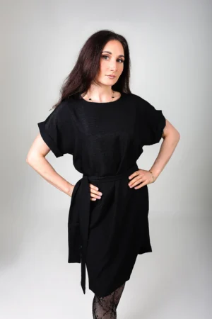 Sukienka oversizowa czarna z paskiem – SAFARI