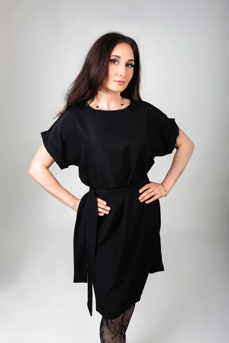 sukienka-czarna-mini-oversize-z-paskiem-dressme-przod