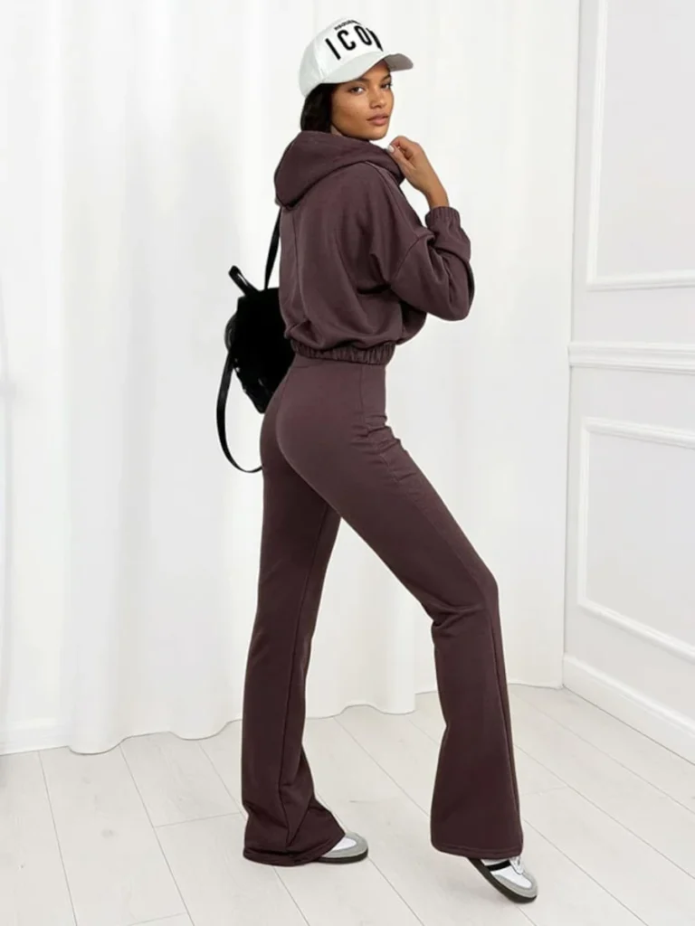 Komplet Melissa – bluza i spodnie z przeszyciami widok z boku