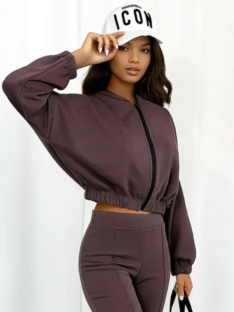 Komplet Melissa – bluza i spodnie z przeszyciami widok z przodu przybliżenie