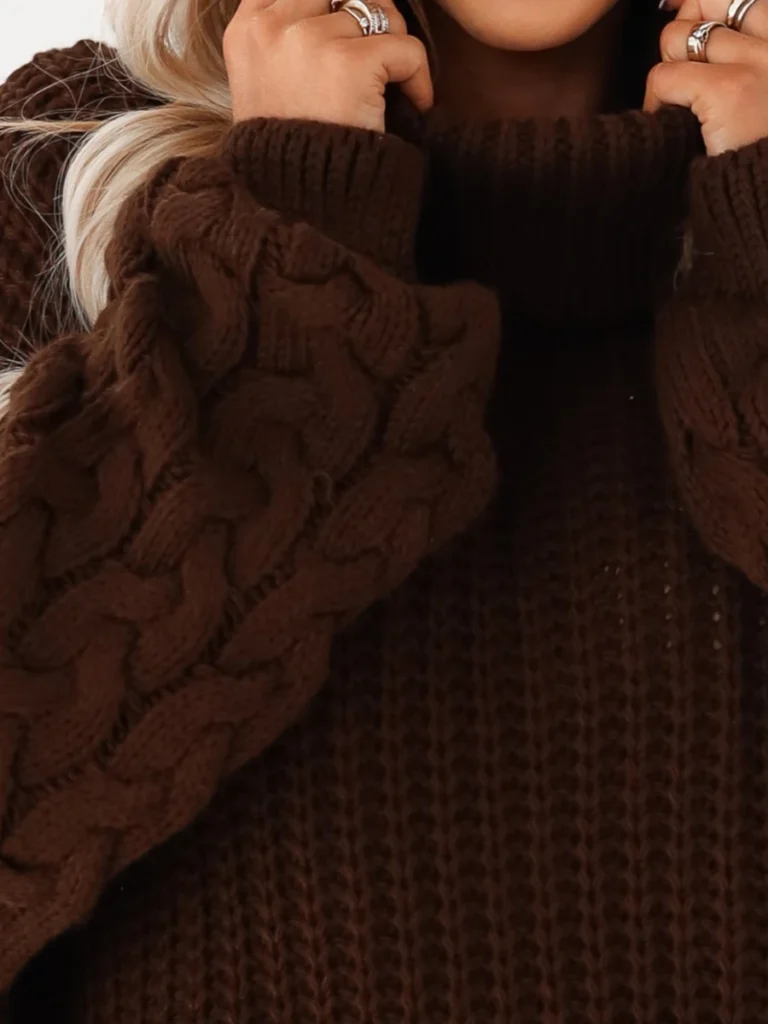 Ciepły golf oversize z warkoczowymi rękawami – czekoladowy widok z przodu przybliżenie