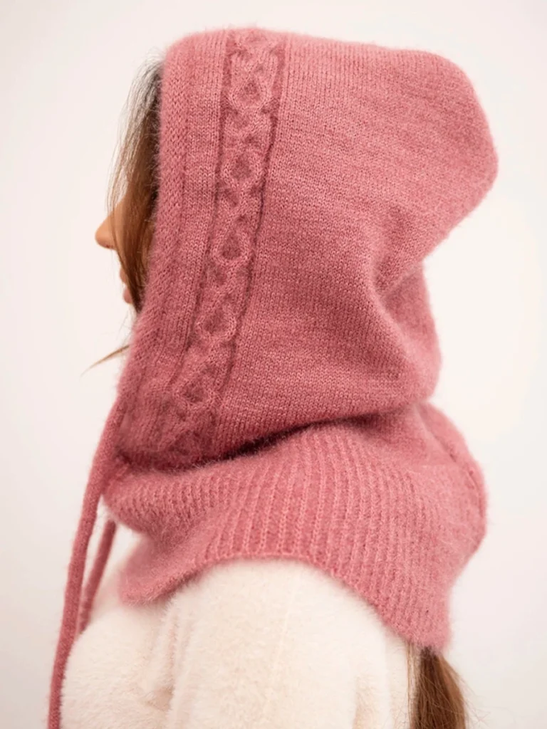 Czapka kaptur damski z wiązaniem i warkoczowym splotem – różowy widok z boku