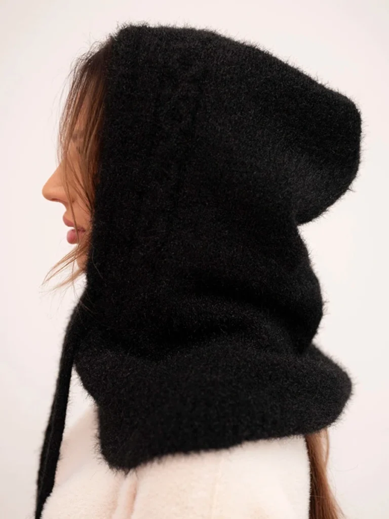 Czapka kaptur damski z wiązaniem i warkoczowym splotem – czarna widok z boku