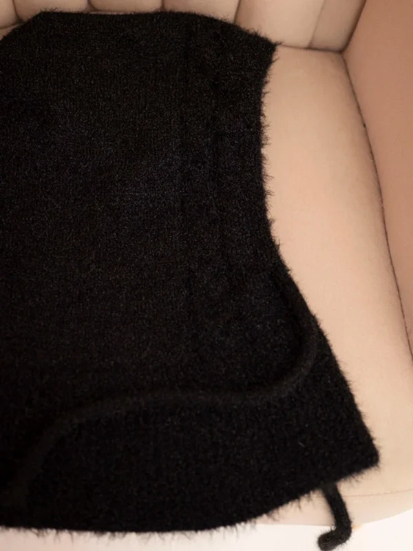 Czapka kaptur damski z wiązaniem i warkoczowym splotem – czarna widok z boku