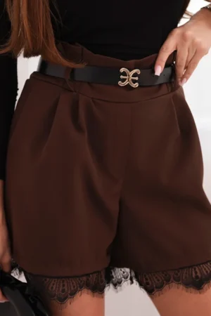Spodenki damskie wiskozowe z koronką i paskiem – czekoladowe widok z przodu
