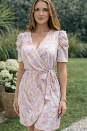 Sukienka szlafrokowa mini w jasny kwiatowy print - ALMERIA