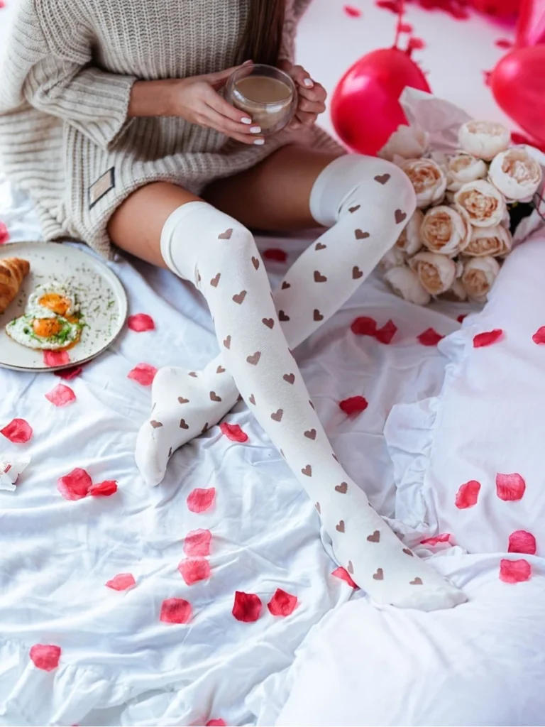 Zakolanówki bawełniane w serduszka ecru