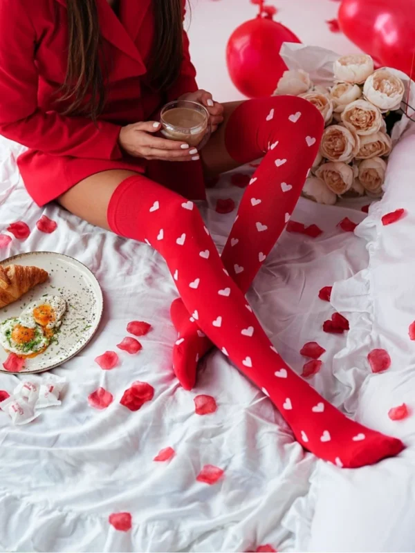 Zakolanówki bawełniane w serduszka czerwone