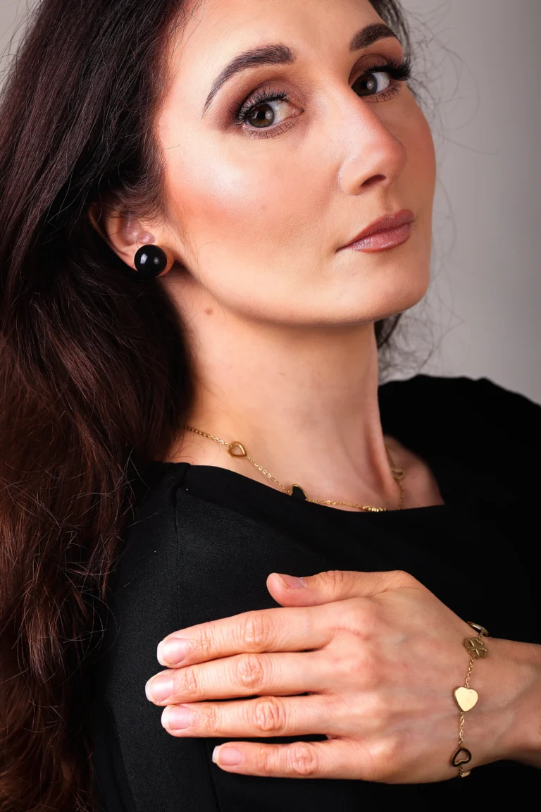 bizuteria-zlota-czarna-bransoletka-naszyjnik-serca-koniczynki-portret