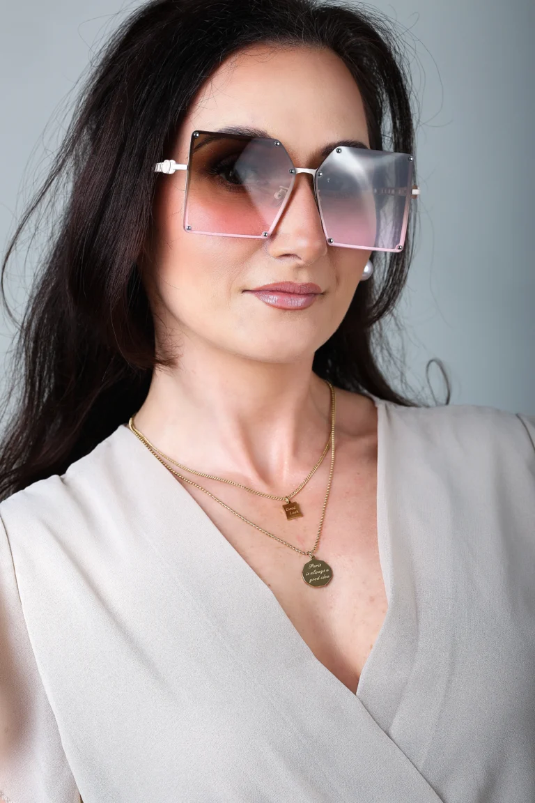 okulary-geometryczne-gradient-zlote-duze-szkla-portret