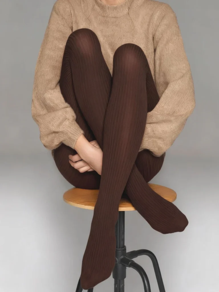 rajstopy-damskie-brazowe-prążkowane-cashmere-stylizacja-jesienna-clajda-dressme