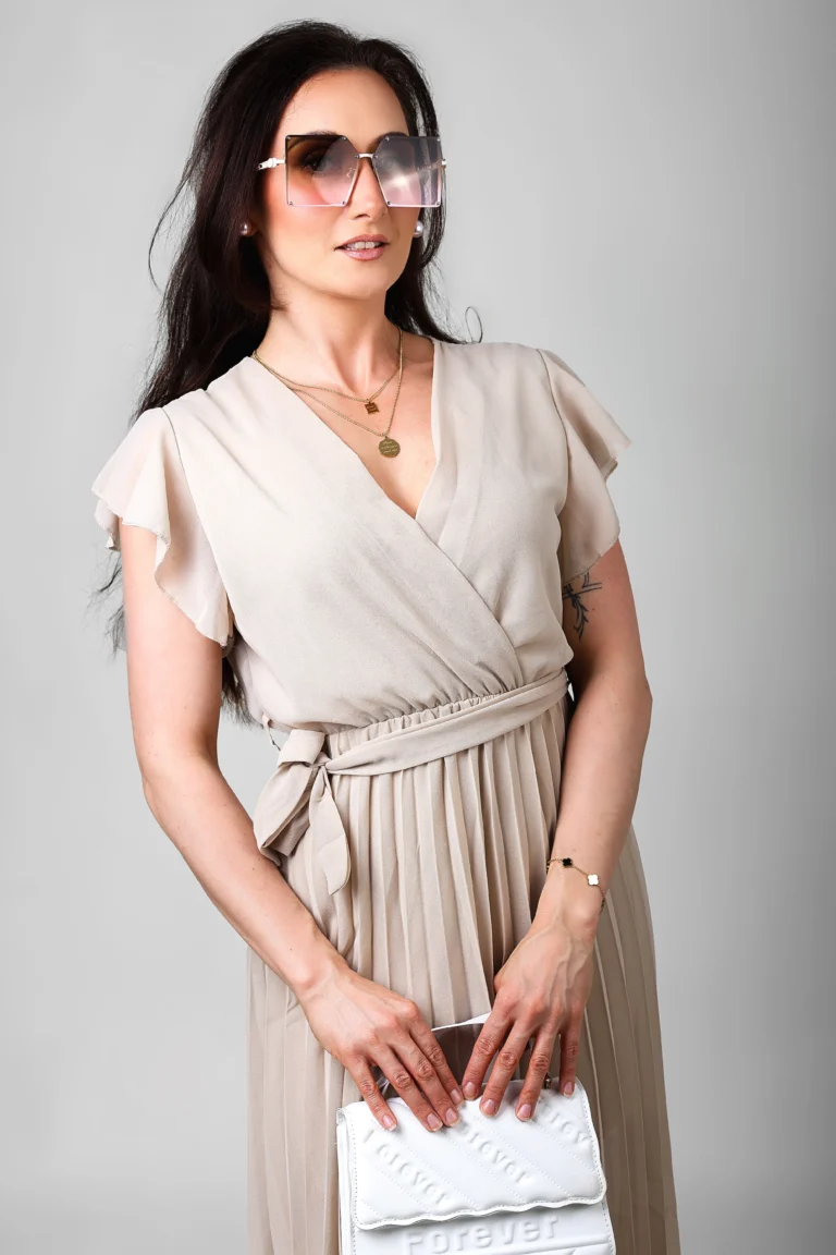 torebka-kremowa-pikowana-mala-klapa-raczka-pasek-elegancka-stylizacja