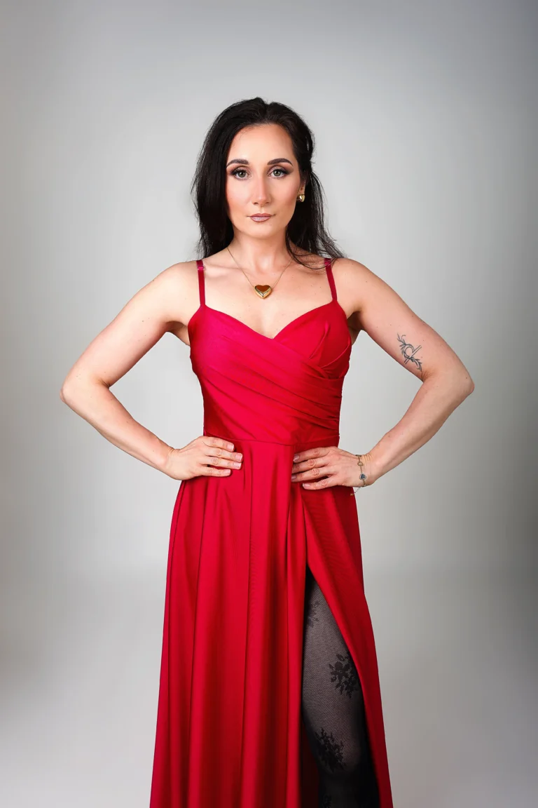 sukienka-maxi-czerwona-gora-detal-dekolt-clajda